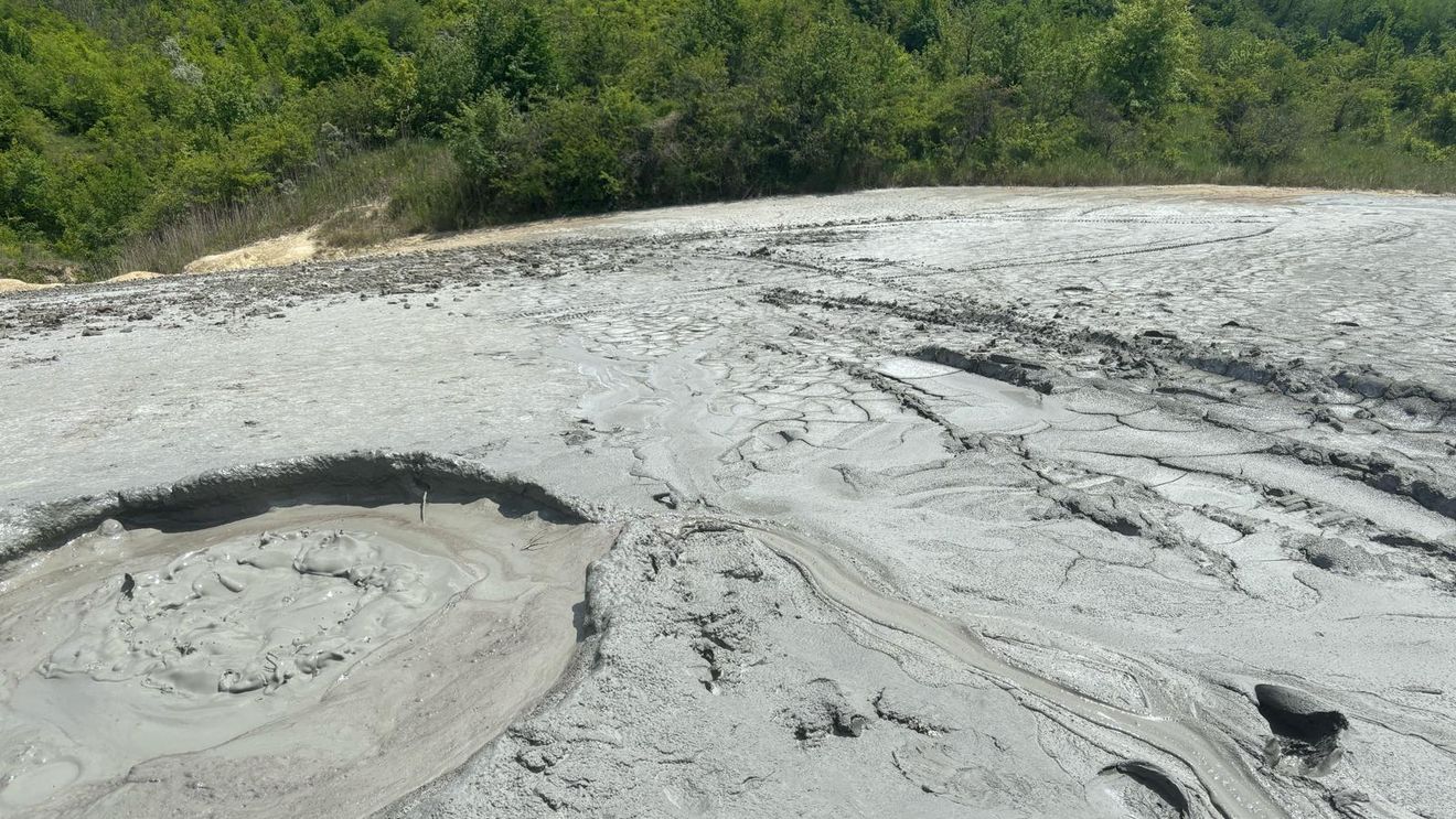 Autoritățile fac analize nămolului de la Vulcanii Noroioşi pentru a afla dacă și ce proprietăţi terapeutice au