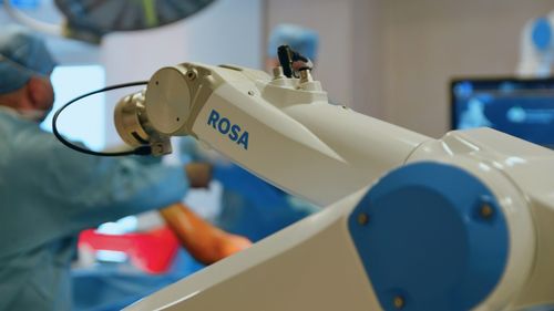 MedLife își consolidează poziția pe segmentul de chirurgie robotică prin introducerea robotului Rosa, specializat în ortopedie
