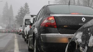 Aglomeraţie pe DN 1 Ploieşti-Braşov - Se circulă în coloană între Nistoreşti şi Comarnic / Trafic intens şi la Buşteni / Rute alternative