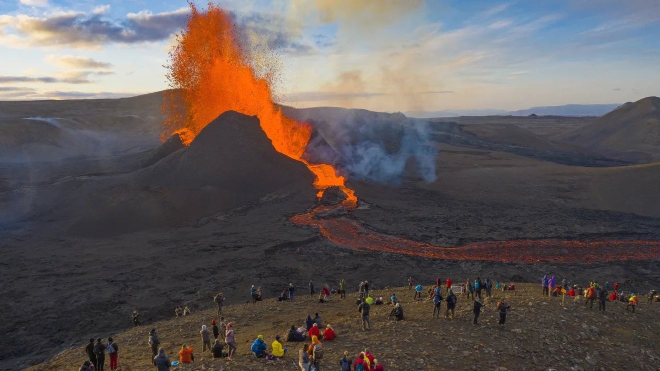Islanda declară stare de urgență din cauza îngrijorărilor legate de erupția unui vulcan / Mii de persoane evacuate,  cutremure în lanț în jurul vulcanului Fagradalsfjall