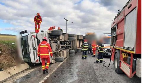 Un TIR cu mandarine s-a răsturnat în Suceava/ Pompierii au intervenit cu descarcerarea, șoferul a ajuns la spital