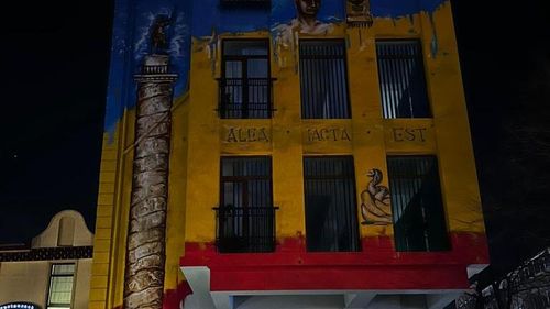 Poliția Locală a amendat organizația municipală AUR Constanța pentru că a vopsit sediul în culorile tricolorului fără autorizațiile necesare