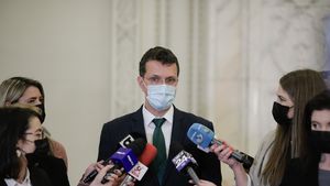 Ionuț Moșteanu: PNL, PSD și UDMR să își asume că nu doresc desființarea pensiilor speciale pentru aleșii locali