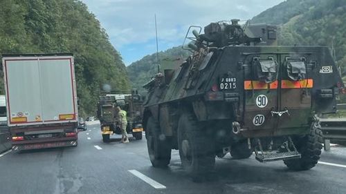 Trafic îngreunat pe Valea Oltului: mai multe vehicule dintr-o coloană militară s-au oprit pe șosea