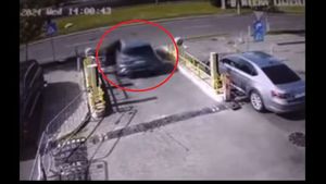 VIDEO Momentul în care o mașină cade și se răstoarnă în Pasajul Lujerului din Capitală