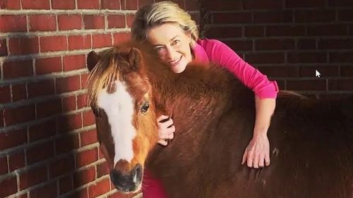 Ursula von der Leyen deplânge moartea unuia dintre poneii săi, care ar fi fost atacat de lupi / în Saxonia Inferioară ar exista 39 de haite de lupi şi patru lupi singuratici, ceea ce ar însemna un total de 350 de lupi