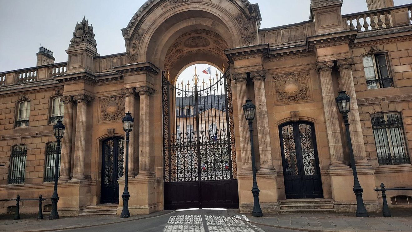 Ilie Bolojan va fi primit de președintele Macron la palatul Elysée