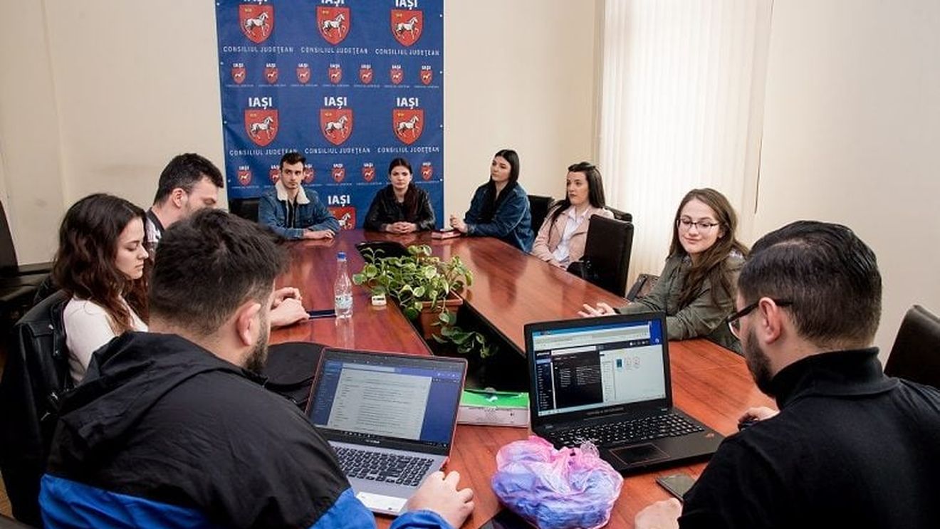 Tineri voluntari din Iași vin în ajutorul bătrânilor care au nevoie de cumpărături de strictă necesitate