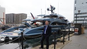 Un iaht de lux în valoare de 38 de milioane de lire sterline, cu piscină şi cramă, aparţinând unui oligarh rus a fost interceptat și reținut în Marea Britanie