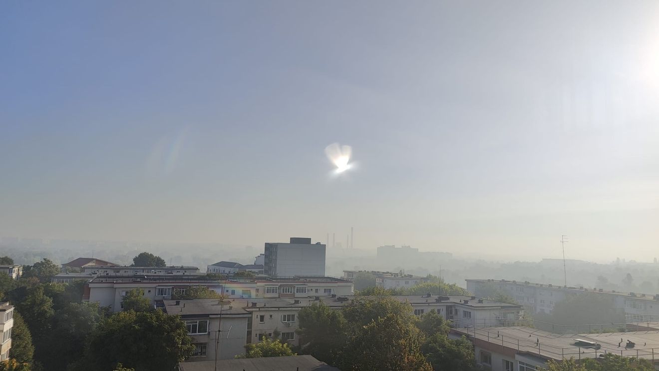 FOTO Poluare masivă a aerului în Bucureşti, după incendiul puternic care a mistuit Complexul „Dragonul Roşu” / Cel mai afectat, cartierul Berceni, din sudul Capitalei / Comisarul general al Gărzii de Mediu: Depăşire de patru ori a valorii maxim admise