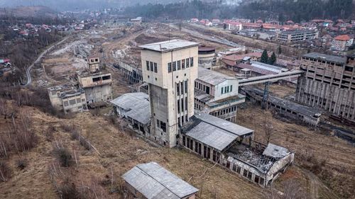 Hunedoara: Un paznic de la mina Petrila a fost amenințat de doi bărbați pe care nu i-a lăsat să fure cărbune / Maşina Poliţiei Petrila care a venit la mină a fost lovită cu pietre