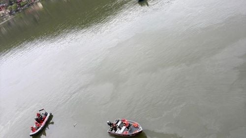 Două persoane căutate în Dunăre, în judeţul Giurgiu / Cinci persoane, între care un copil de 9 luni, se aflau la scăldat și au intrat în apă într-o zonă adâncă şi curenţi puternici