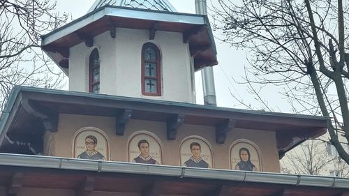 EXCLUSIV Chipurile legionarilor Radu Gyr, Valeriu Gafencu și Ilie Lăcătușu, pictate pe o capelă din Apărătorii Patriei, în București