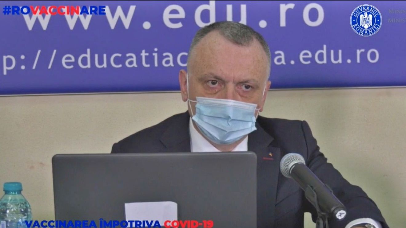 Profesorii care nu pot merge la școală din motive medicale trebuie să aibă toate orele online într-o singură zi, stabilite prin orar, ca elevii să nu ajungă în situația de a combina ore fizice cu ore online, spune ministrul Cîmpeanu