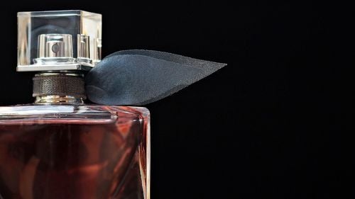 O substanţă interzisă a fost găsită de ANPC în mai multe parfumuri/ A fost dată o amendă de 30.000 de lei şi au fost retrase de la vânzare produsele cu probleme