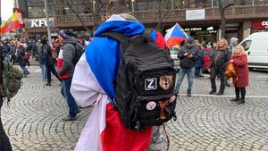 FOTO Un bărbat cu însemnele Wagner și litera Z a fost arestat la protestul din Praga/ Confruntări cu poliția cehă după ce un grup de manifestanți a încercat să smulgă steagul Ucrainei de pe Muzeul Național