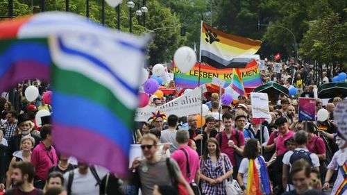 Trei marșuri gay au fost organizate la Berlin: Spunem adio ideii potrivit căreia o singură instituţie deţine monopolul organizării unei demonstraţii Christopher Street Day