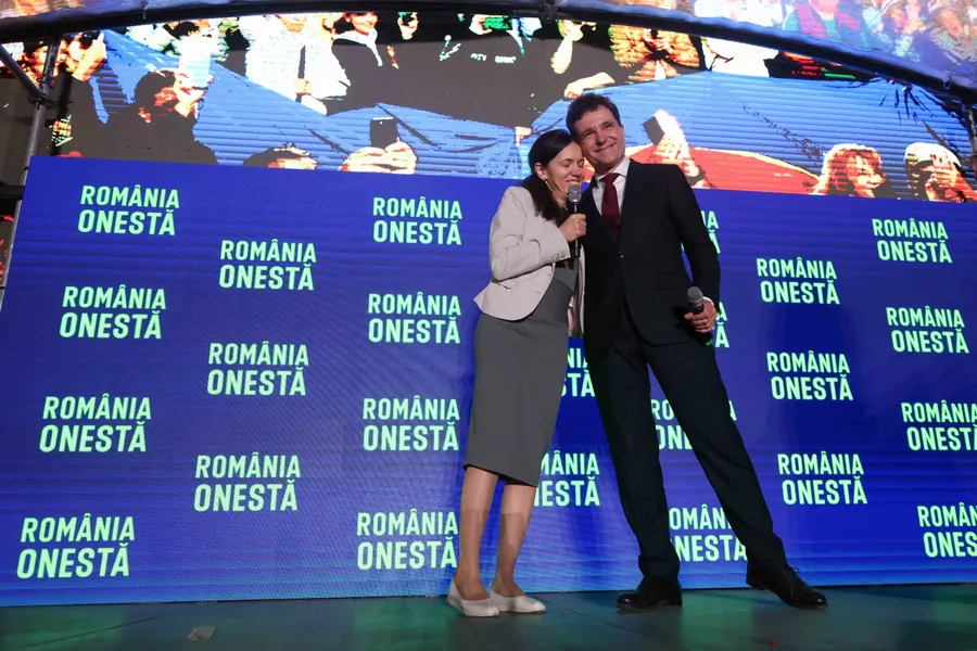 miting electoral Nicusor Dan in Piata Victoriei din Bucuresti  alaturi de mirabela partenera