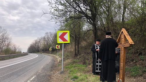  A fost instalată o cruce în ”curba morții” dintre Onești și Bacău, pentru a-i proteja pe șoferi / ”Preacinstită Cruce, ca o pavăză și armă nebiruită, ocrotește și acoperă cu darul tău pe toți călătorii și șoferii”