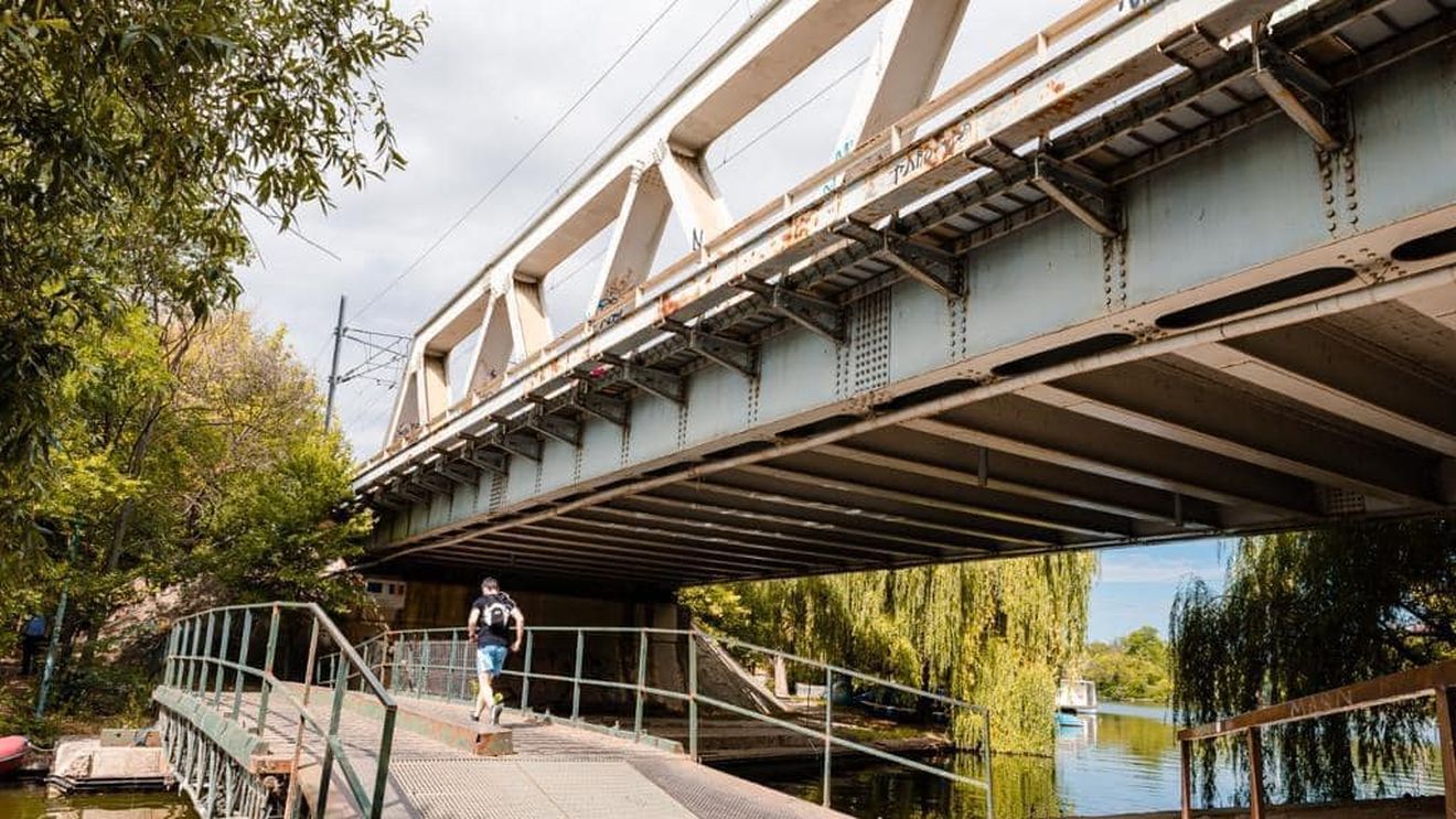 EXCLUSIV Construcția unui pod pietonal peste Lacul Herăstrău, amânată pentru că nici o firmă nu a depus oferte la licitația organizată de primărie