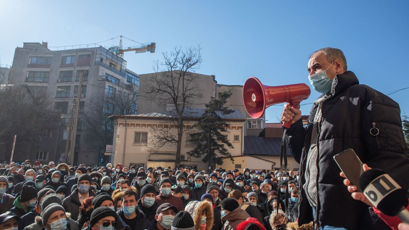 VIDEO Angajații Societății de Transport București protestează. Ei sunt nemulțumiți de condițiile de muncă și cer demisia directorului general