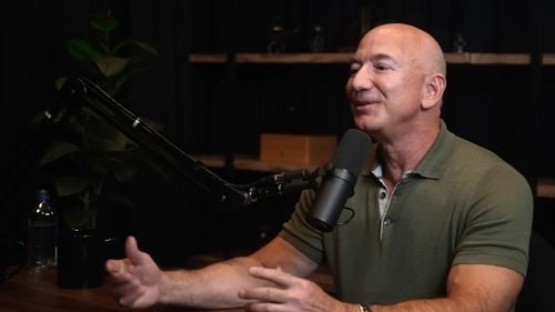 Un trilion de oameni trăind în spațiu: Viziunea lui Jeff Bezos despre viitorul extraterestru al umanității / Articol scris cu AI