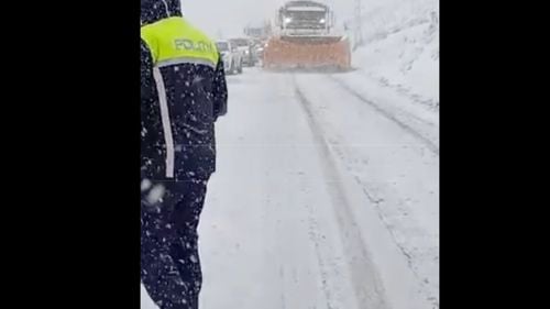 VIDEO Ninge abundent în centrul țării: pe toate drumurile din județul Brașov se circulă în condiții de iarnă / Drumarii: ”Acționăm cu toate utilajele de deszăpezire disponibile”