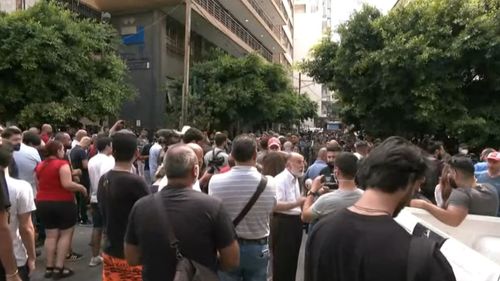 Liban: Bărbatul care a luat ostatici la o bancă, pentru a-și recupera economiile, nu va fi urmărit penal / Bassam al-Sheikh Hussein a fost aclamat de mulțime, la ieșirea din bancă
