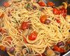 Pastele de vineri seara. Spaghetti alla disperata – o rețetă care combină într-un sos ingrediente de mai multe feluri, pe care le avem de regulă prin frigider sau cămară. Rapide, savuroase și de post