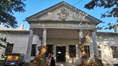 GALERIE FOTO Conac nobiliar de secol XIX din Banat și-a deschis porțile pentru prima dată publicului. După ce a cunoscut grandoarea și decadența, acesta va fi transformat într-un centru cultural și turistic