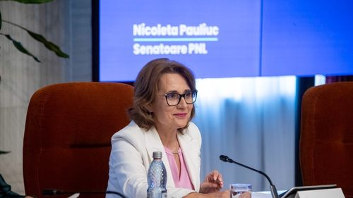 Liceeni din Buzău, aduși de senatoarea Nicoleta Pauliuc la un eveniment în Parlament în care industria tutunului și două cercetătoare de la SNSPA au promovat politici publice mai blânde pentru produsele din tutun încălzit / Autoritățile avertizează că un număr mare de minori fumează