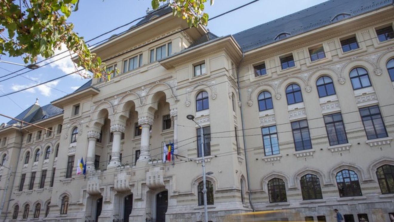 Un copil, rănit de o statuie care a căzut peste el la intrarea în Primăria București. Copilul s-ar fi urcat pe statuie