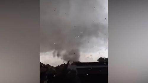 VIDEO O furtună neobişnuit de violentă a devastat orașe din sud-estul Cehiei / Sute de persoane au ajuns la spital, multe clădiri au pereți și acoperișuri prăbușite
