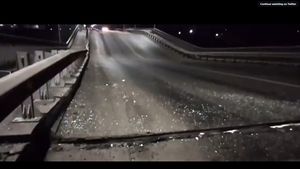 VIDEO Podul din Melitopolul ocupat de ruși a fost aruncat în aer de ”teroriștii ucraineni”, susțin invadatorii/ Podul era folosit pentru transportarea echipamentului militar de pe frontul de est/ În octombrie a fost distrus și Podul din Crimeea, simbolul puterii de la Kremlin