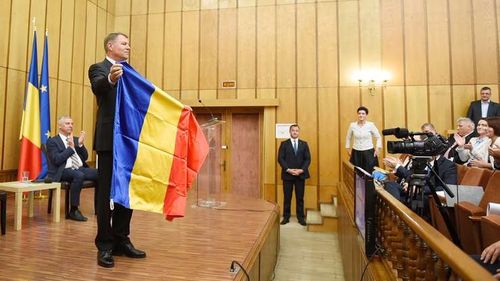 Iohannis, mesaj de Ziua Drapelului: Ne reaminteşte, în mod simbolic, de valorile fundamentale ale naţiunii noastre, afirmate, promovate şi protejate cu consecvenţă de către românii din ţară şi de pretutindeni