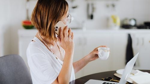 VIDEO Tot mai puțini tineri din Europa își permit să locuiască singuri și apelează la grupurile de pe rețelele de socializare/ România are cel mai mare număr de proprietari de locuințe, dar și cele mai multe locuințe supraaglomerate din UE