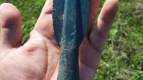 Un jandarm din Teleorman face descoperire arheologică importantă: a găsit un vârf de lance din Epoca Bronzului  / ”Am avut rara șansă de a scoate la suprafață o parte din istoria mai puțin știută a lumii”