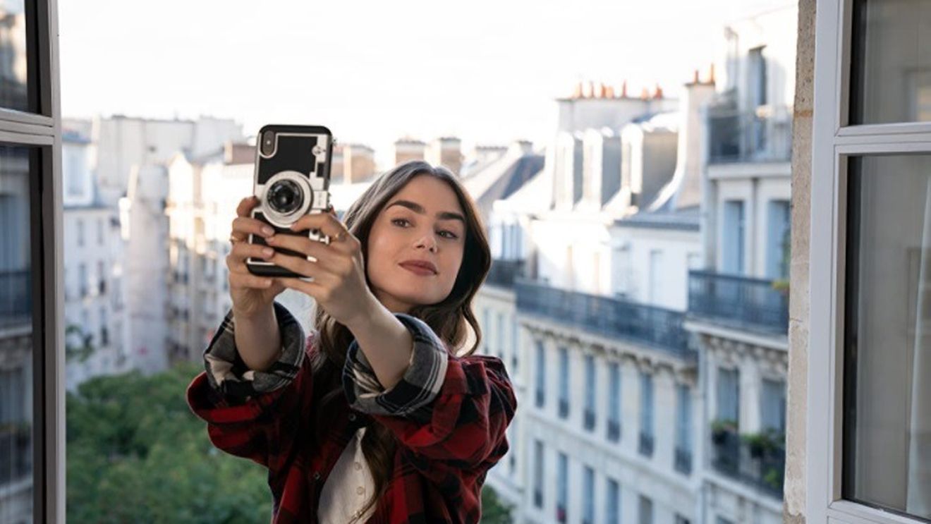 Serialul Emily in Paris revine din august cu un nou sezon