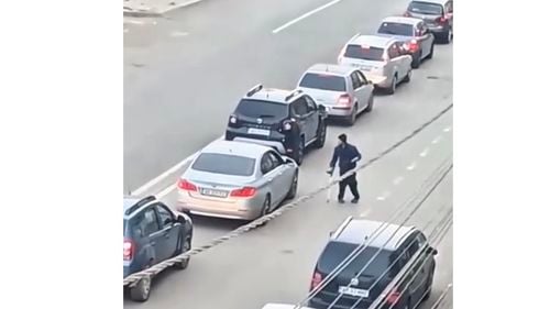 VIDEO Un polițist din Brașov a filmat un cerșetor care se „vindecă” miraculos / Scapă subit de șchiopătat când ajunge într-o parcare, departe de ochii celorlalți / „Haideţi să nu mai hrănim teatrul ieftin!”