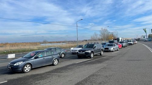 Trafic intens şi coloane de mașini lungi de trei kilometri pe rutele dinspre mare şi munte către Capitală