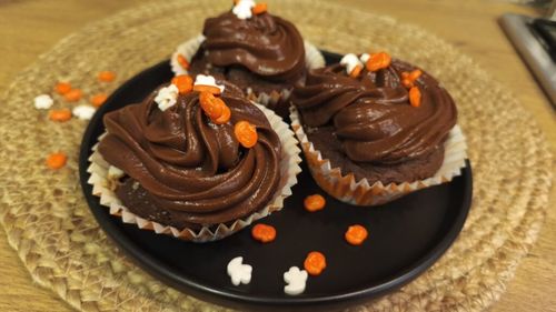 Două rețete de brioșe – clasică și fără zahăr și făină – numai bune pentru gustările de Halloween/ Decorează-le cu cremă de ciocolată și pune-le într-un ambient cât mai „de teroare”