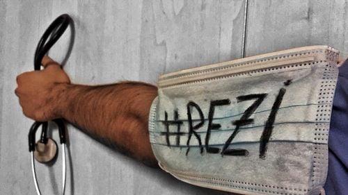 Studenții la Medicină și Farmacie declanșează greva japoneză pentru criza Rezidențiatului. Participanții vor purta măști cu mesajul #Rezi