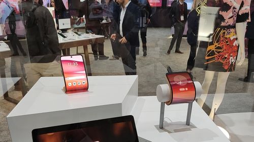 Motorola a prezentat un smartphone pliabil care se poate înfășura la încheietura mâinii/ Telefonul poate genera un fundal care să se asorteze cu ceea ce poartă utilizatorul