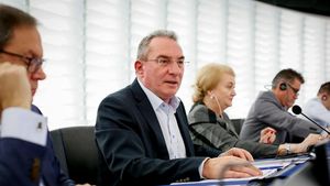 Eurodeputatul Iuliu Winkler, despre regulamentul UE privind publicitatea politică la alegerile europarlamentare şi naţionale: Chiar dacă sunt de acord cu obiectivul reglementării, nu sunt de acord cu formele prin care doreşte realizarea acestor obiective. Noi cei din UDMR ne-am abținut la vot
