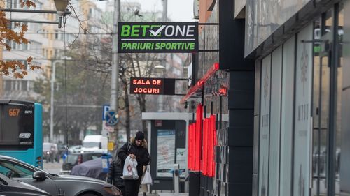 Senatul a adoptat proiectul care limitează accesul la jocurile de noroc / Nu se mai pot obține autorizații la mai puţin de 300 de metri de şcoli, bănci sau locuri de joacă pentru copii