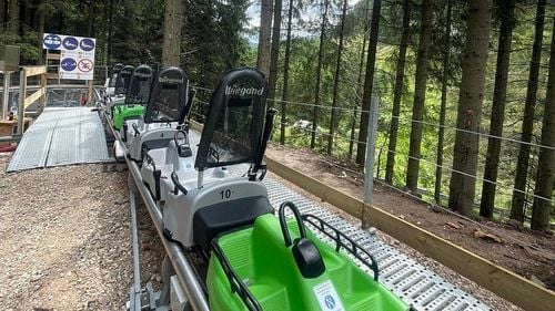 VIDEO Cum arată pista de bob de 940 de metri care șerpuiește pe munte, în zona Lacului Roșu