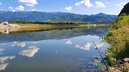 Oltul se apropie de minimul istoric din cauza secetei. Hidrocentrale Sibiu: Dacă nu va ploua în perioada următoare, să crească debitul de apă, lucrurile pot deveni și mai complicate