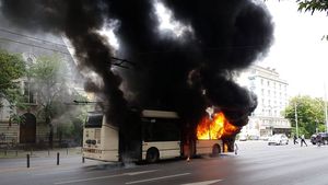 Un troleibuz a fost cuprins de un incendiu puternic pe B-dul Lascăr Catargiu din Capitală