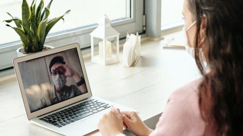 Studiu Harvard: Epidemia şi distanţarea socială ar putea continua până în 2022