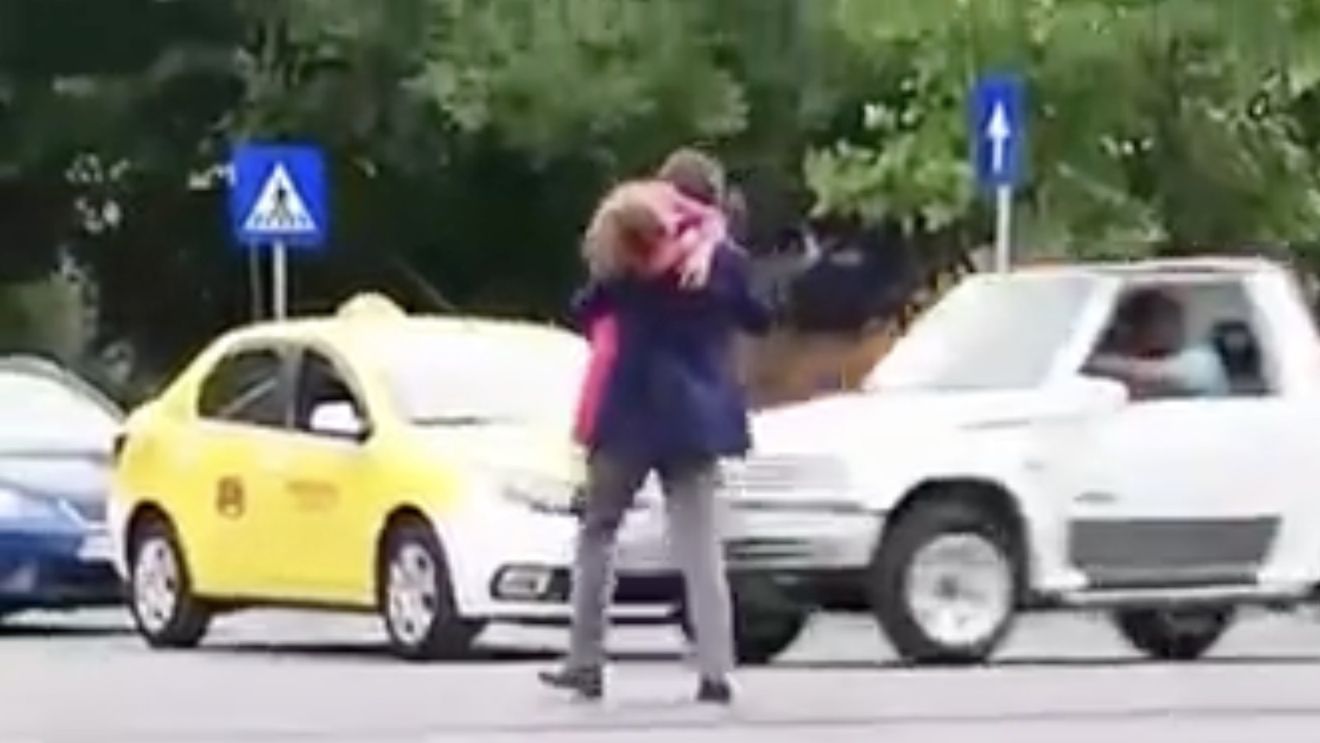 VIDEO Europol: Primarul Nicușor Dan, surprins de camere cu fiica în brațe traversând strada în mod periculos, printr-un loc nepermis